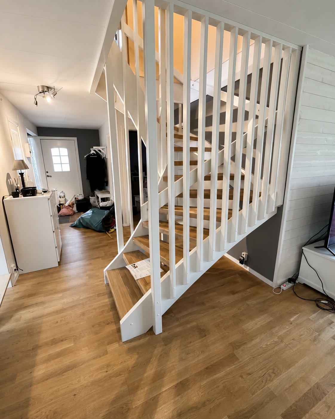Modern innertrappa med spjälräcke